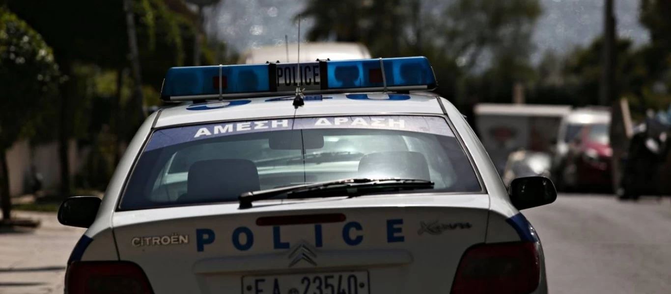 Ιερείς τράκαραν έξω από εκκλησία στο Αγρίνιο - Σοβαρές ζημιές στο ΙΧ